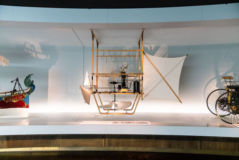 Gesamtansicht des Wölfertschen Luftschiffs von hinten, zwischen dem Daimler Motorboot „Marie“ (links) und dem Daimler Motor-Quadricycle (rechts).  (Fotosignatur der Mercedes-Benz Classic Archive: D577560) (Bild: © Mercedes-Benz AG)