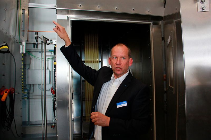 „Die zu testenden Kabel, die im Ofen aufgehängt sind, werden unten mit einem 20,5-KW-Gasbrenner mit einer Flamme beaufschlagt. Je weniger das Kabel nach oben abbrennt, desto besser ist die Qualität des Kabelmaterials“, erläutert Staemmer. (Reinhold Schäfer)