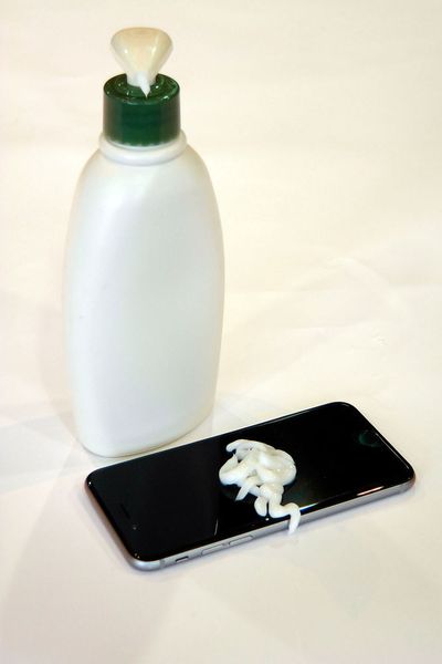 2. iPhone-Verschönerung (Italien): Eine Italienerin war am Ende des Tages mit Abschminken beschäftigt. Dabei stieß sie versehentlich ihre Abschminklotion um – die natürlich genau über ihr iPhone floss. Durch die Kombination aus Chemikalien und Flüssigkeit startete das Gerät nicht mehr, es konnten also nur die Datenretter von Kroll Ontrack helfen. Dabei betonte die Dame während des Telefonats mit der Hotline immer wieder, dass die Reinigungslotion von einer sehr bekannten Kosmetikmarke war. Und tatsächlich – dank des Know-hows der Experten (und der hohen Qualität der Lotion?) konnten die Daten vollständig gerettet werden. (Bild: Kroll Ontrack)