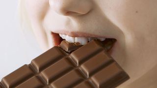 Wissenschaftler der TUM konnten erstmals klären, wie bei der Herstellung von Schokolade die Zutaten auf molekularer Ebene miteinander interagieren.  (© superfood - Fotolia)