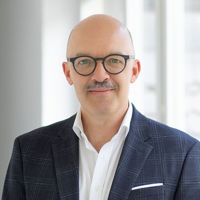 Prof. Dr. Timo Wollmershäuser, Konjunkturchef beim Ifo-Institut in München, kann, was die deutsche Industrie betrifft, von einer leicht gebesserten Stimmung berichten. Doch von einem regelrechten Durchstarten sei man noch weit entfernt ... (Bild: Ifo-Institut)