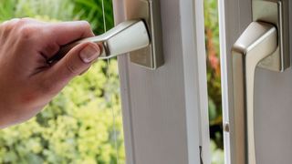 MEMS-Sensoren überwachen Raumluft: Bei einem Niedrigenergiehaus ist der Luftaustausch unterbunden. Um die Zufuhr von Frischluft zu regeln, müssen Gase detektiert und Konzentrationen gemessen werden. (Bild: Erwin Wodicka - wodicka@aon.at)