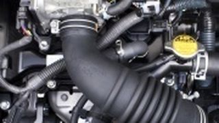 Und schon wieder Gewicht gespart: Auf eine gestylte Motorabdeckung verzichtet der Toyota IQ. (Foto: Toyota)