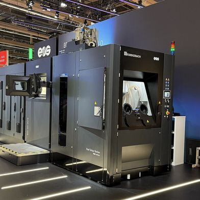 Rechts sieht man, wie die Dual Setup Station von Grenzebach am neuen EOS-3D-Drucker M4 Onyx positioniert ist. Auf der letzten Formnext war das Ganze schon ein Hingucker. Die Station optimiert das Handling und die Produktivität bei der additiven Fertigung mit Metall. (Bild: Grenzebach)
