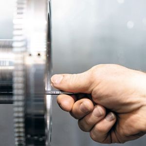Hohe Abtragswerte und gute Oberflächenqualität: Mit dem Walter «Xtra·tec XT M5008»-Fräser lässt sich der Zerspanungsprozess des Messtechnik-Bauteils deutlich stabiler und wirtschaftlicher gestalten.(Bild:  Walter AG)