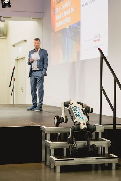 Ganz im Sinne der Praxis: Siemens zeigt mit diesem Roboter, wie das Treppensteigen technisch möglich ist. (Bild: Stefan Bausewein)