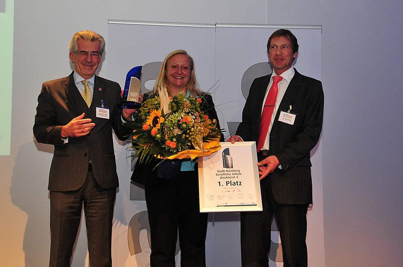 Walz übergab den Preis an Schulleiter Alexander Liebel und an Fachlehrerin Petra Angermeier, die die Nürnberger Bewerbung federführend begleitet hatte. (Archiv: Vogel Business Media)