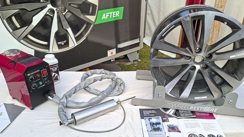 Sorgte für „angeregte“ Diskussionen: Das Felgenreparaturgerät aus dem Hause HBC System. Mit ihm lässt sich Aluminiumpulver verflüssigen und auf beschädigte Felgenhörner spritzen, so dass die Schäden beseitigt werden.  (Bild: Stefan Bausewein)