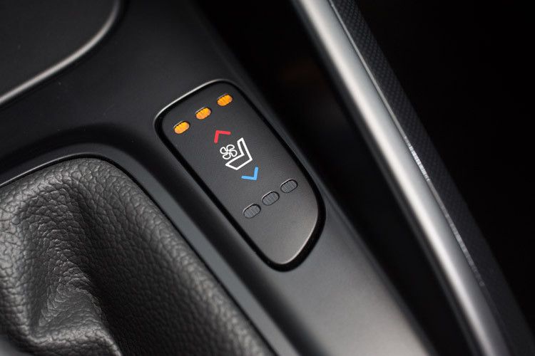 Der Carens kann mit verschiedenen technischen Highlights bestellt werden. So sind Fahrer- und Beifahrersitz auf Wunsch nicht nur beheizt, sondern auch belüftet. (Foto: Kia)
