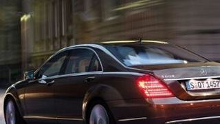 Die S-Klasse glänzt mit viel Raum und Komfort. (Foto: Daimler AG)