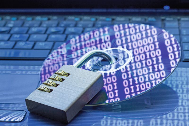 Digitale Einfallstore für Datenklau und Cyberkriminalität bestehen auch in der „Smart Factory“. Die Diskussion über Datenschutz und Datensicherheit in der Industrie sollte daher aktiv geführt werden. (© Bastian Weltjen - Fotolia)