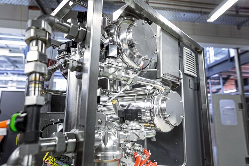 Abb.3: Eine eigene Abteilung bei Julabo entwickelt auf Anfrage von Nutzern gemeinsam mit diesen individuell zugeschnittene Temperierlösungen, wie die im Bild gezeigte Apparatur. (Bild: Julabo)