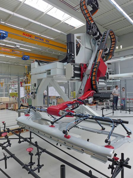 Güdel-Robospeed mit Toolings von De-Sta-Co (Bild: Güdel)