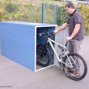 Nicht jeder will seinem Fahrrad dauerhaftes Draußenstehen zumuten. Ist im Haus kein Platz, bietet sich eine Parkbox als Alternative an.