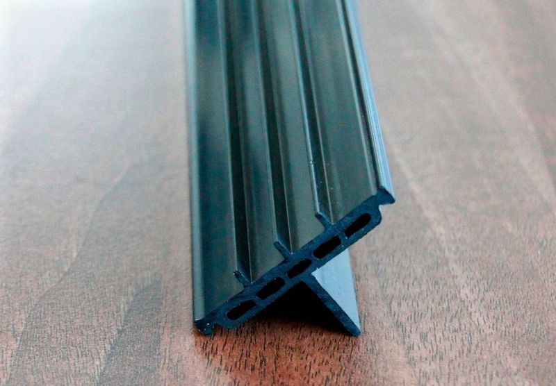 High-Temp PVC erweist sich laut SLS Kunststoffverarbeitung als geldbeutelschonende Alternative, wenn es um die Extrusion von Kunststoffprofilen geht, die in der Anwendung bis 92° C  dauerhaft wärmeformbeständig sein müssen. (SLS)