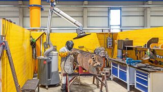 Die Filtertürme unterstützen die mobilen Schweißrauchfilter effektiv. So wird bei Motz ganzheitlich für eine saubere Hallenluft gesorgt. (Bild: Esta)