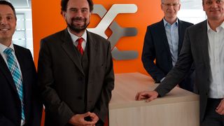 Nach der Vertragsunterzeichnung in Detmold (v.l.n.r.): Ulrich Haag, Stefan Frühauf (beide Bosch-Gruppe) sowie Dirk van Vinckenroye und Jörg Timmermann  (beide Weidmüller-Gruppe). (Weidmüller)