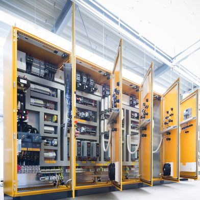 Meurer-Etechnik will mit AMS.ERP den Verwaltungsaufwand erheblich reduzieren: Als einer der Marktführer in den Bereichen Steuerungsanlagen und Energieverteilung rüstet Meurer-Etechnik Unternehmen aus dem Maschinen- und Anlagenbau sowie aus der Wasserwirtschaft elektrotechnisch aus.  (Bild: Meurer-Etechnik GmbH)