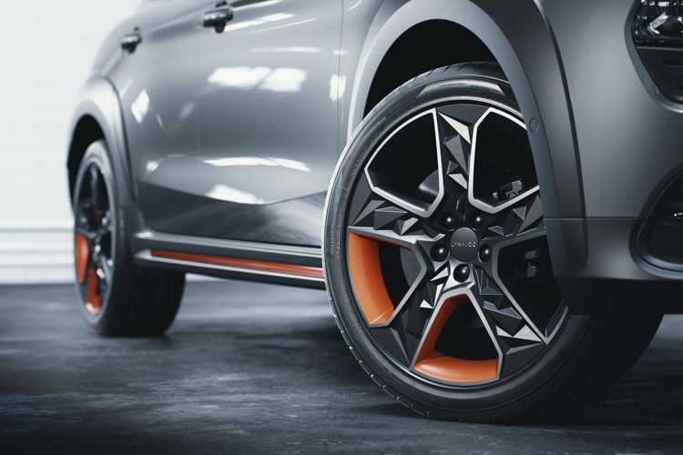 Im Gegensatz zu Volvo setzt man bei Lynk&Co auf ein jugendlicheres Styling der Fahrzeuge. (Bild: Lynk&Co)