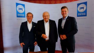 ZDK-Präsident Jürgen Karpinski (M.) und seine beiden Viezpräsidenten Thomas Peckruhn (l.) und Wilhlem Hülsdonk zogen in Hamburg eine Zwischenbilanz des Autojahres 2022. (Bild: Holger Zietz – »kfz-betrieb«)