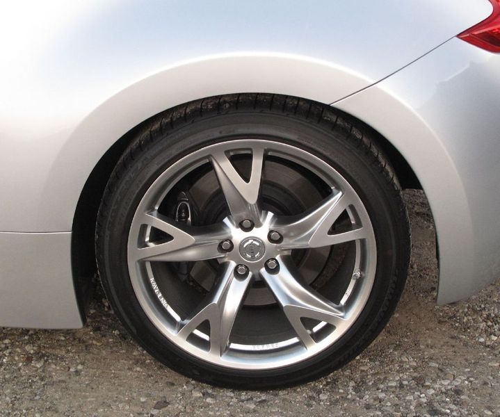Für den Grip zuständig sind die speziell für den 370Z hergestellten Yokohama Advan-Reifen. Die vorderen Pneus haben die Dimension 225/50 R18, hinten sichern breitere Gummis im Format 245/45 R18 die Haftung. (Archiv: Vogel Business Media)