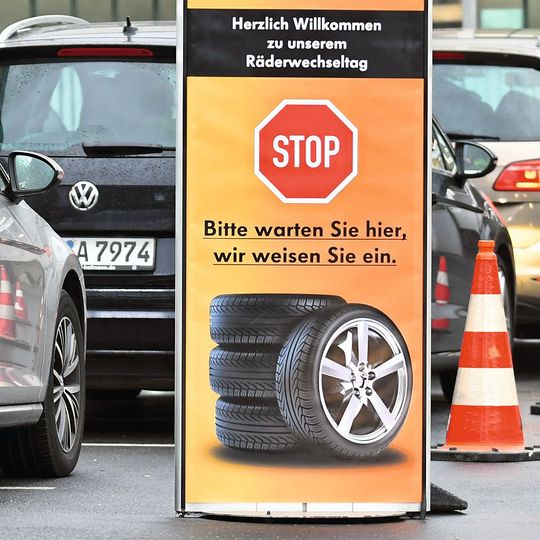 In Corona-Zeiten kommt der Kundenvereinzelung beim Reifenwechsel besondere Bedeutung zu.(Bild:  Autohaus Keller)
