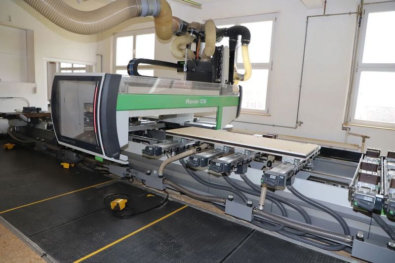 Diese CNC-Bearbeitungszentrum von Biesse wird auch versteigert: Ein Rover C 9.65, um genau zu sein. (Bild: Surplex)