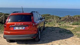 Gute Aussichten: Dacia will 2023 rund 15.000 Einheiten des Kombi-Vans Jogger verkaufen. Davon um die 30 Prozent mit Hybridantrieb. (Bild: Simon – »kfz-betrieb«)