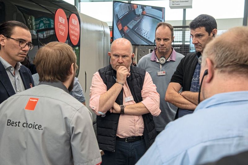 Austausch zwischen Gästen und Bystronic-Experten: Alle Neuheiten bei Bystronic entstehen im engen Dialog mit Kunden. (Bild: Bystronic)