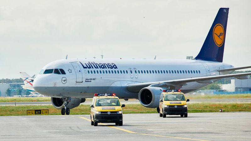 Bereits seit Samstagabend meidet die Lufthansa den russischen Luftraum und plant nun, ihre Flüge über Fernost umzuleiten.(Bild:  Oliver Roesler / Lufthansa)