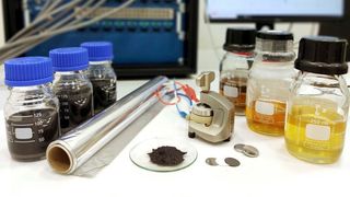 Die wichtigsten Komponenten einer Aluminium-Ionen-Batterie: Graphitpulver, Aluminium-Folie und ein spezieller Elektrolyt, der aus einer bei Raumtemperatur flüssigen Salzschmelze besteht. (Maximilian Wassner / Fraunhofer THM)