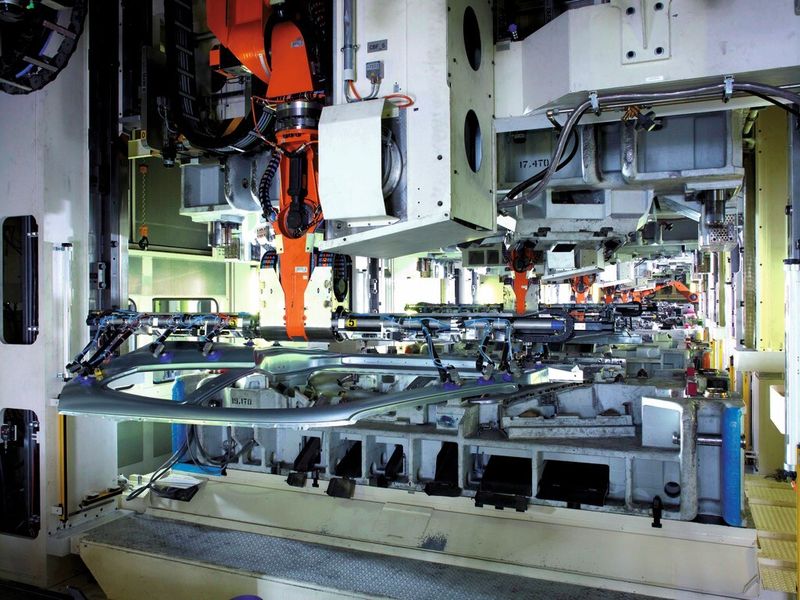 Im Presswerk müssen die Getriebe außergewöhnlichen Belastungen wie hohen Umgebungs- und Betriebstemperaturen, Stößen und Vibrationen standhalten und das bei hohen Taktraten sowie einer Einschaltdauer rund um die Uhr. (Bild: Nabtesco)