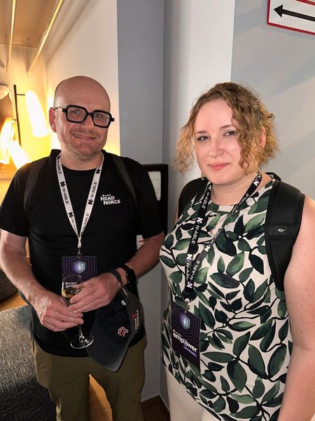 Ewan Cameron (n-able) mit Annette Hille (MECO), die sich mit n-able Lösungen bestens auskennt (Bild: Vogel IT-Medien)