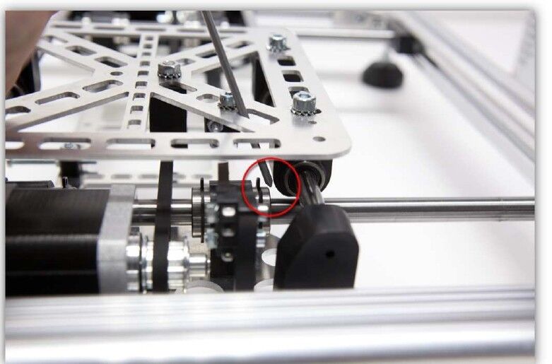 Der 3D-Drucker Velleman K8200 im Aufbau: Die Tische müssen sich einwandfrei bewegen können (Bild: Velleman nv)