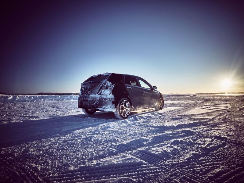 Der kleine Sportler verfügt über große Alufelgen, eine Tieferlegung, ein Sportfahrwerk sowie eine Doppelendrohranlage. (Bild: Hyundai)