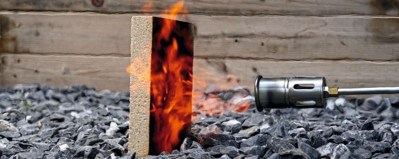 Das neue Material aus Sägespänen eignet sich bestens zum Brandschutz.(Bild:  Maximilian Ritter / CC BY 4.0)