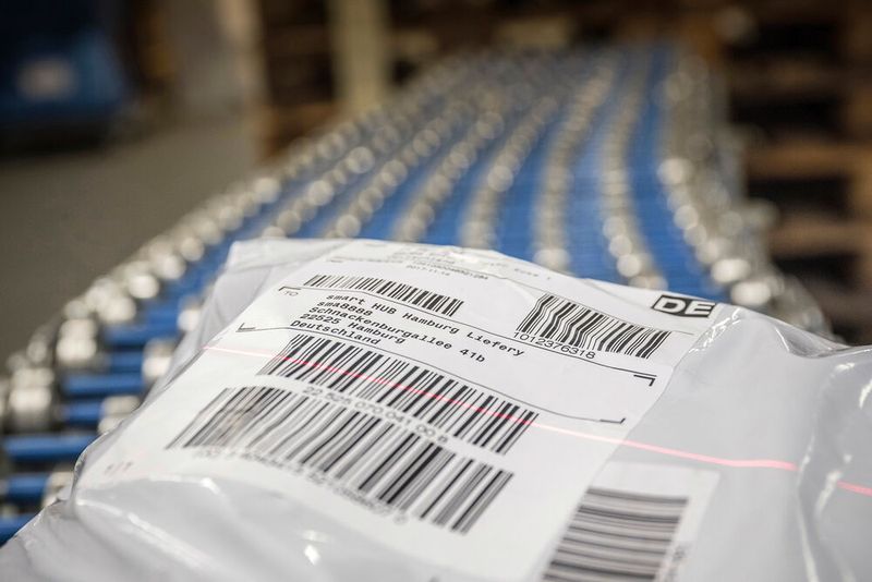 Damit die Waren am richtigen Ort ankommen, sind exakte Angaben nötig. Der Code enthält unter anderem die Kofferraum-ID des Smart-Fahrers. (Bild: Daimler)