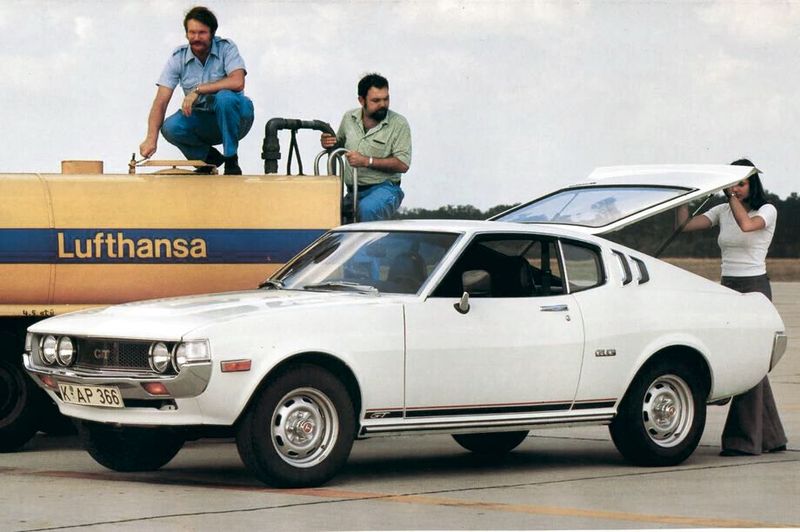 Die große Modellpflege des ersten Celica-Generation im Oktober 1975 brachte einen von 2.425 auf 2.495 Millimeter verlängerten Radstand, der ausschließlich dem Vorderbau zugute kam. Grund hierfür war der Einbau größerer Motoren für den US-Markt (sechs Zylinder). (Bild: Toyota)