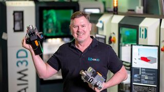 Daniel Selck, CSO von AIM3D: „Unsere CEM-Extruder zeichnen sich durch Materialvielfalt, Robustheit und Reproduzierbarkeit aus.“ Besonders bei der Verarbeitung von Kunststoffgranulaten sei der Kostenvorteil im Vergleich zum 3D-Druck mit Filamenten. (Bild: AIM3D)