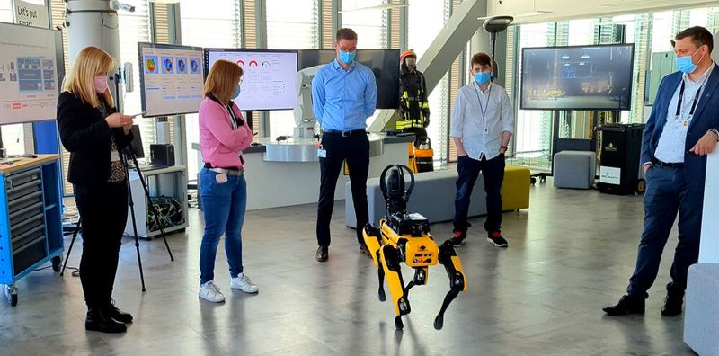 Der RoboDog hält einen definierbaren Abstand zu Menschen ein und läuft um Hindernisse herum. (Harald Karcher)