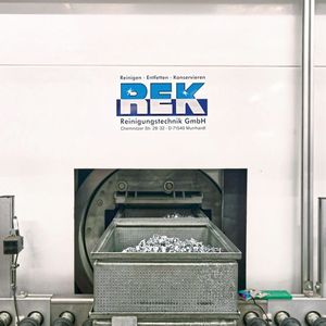 Damit die Schrittmotoren Ausreißkräften von 80 Nm standhalten, müssen die Einzelteile perfekt entfettet sein. Das geschieht in der REK-Entfettungsanlage. (Bild:  Richard Geiss GmbH)