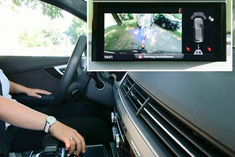 Ein Dreh am Knopf genügt: Das Gespann rangiert innerhalb des blau eingefärbten Winkels im Display rückwärts in die Lücke. (Foto: Westfalia-Automotive)