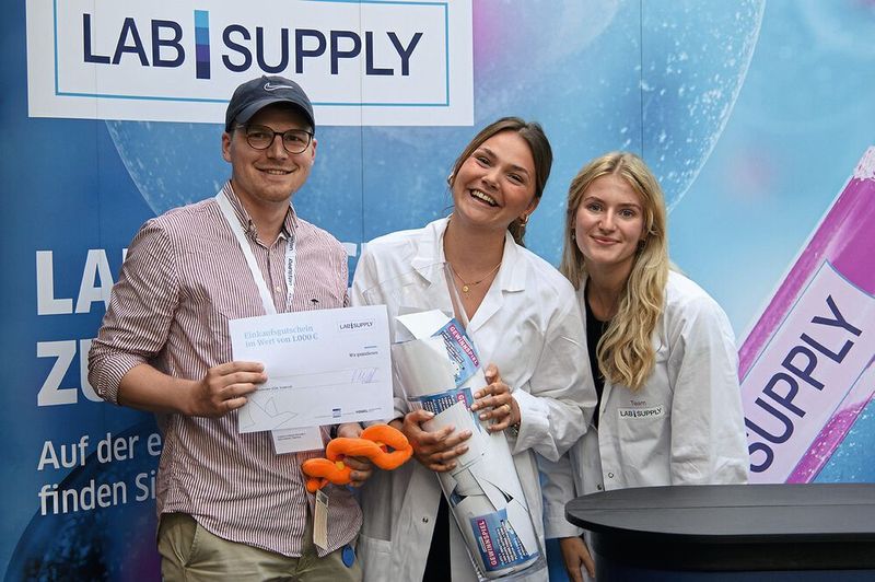 Zum Abschluss jeder Messe gibt es noch ein Gewinnspiel. Verlost wird als Hauptpreis ein 1.000-Euro-Gutschein (einzulösen bei den ausstellenden Unternehmen) sowie eine extra große Plüschmikrobe. (Bild: Stefan Stark)