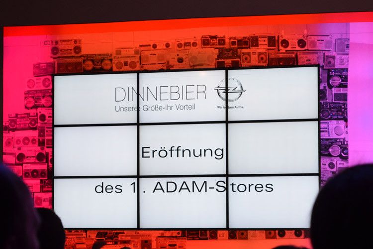 In der großen Leuchtwand sind zwei Bildschirmwände integriert. (Foto: Rehberg)