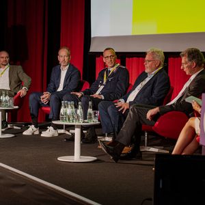 Beim Panel Talk diskutieren (v. l.) Holger Lehmann, Martin Wibbe, Christof Opolny, Stefan Hagen, Christoph Heusgen und Sarah Yvonne Elsser über das Thema „Wie Innovation unter Effizienzdruck, Souveränitätsanforderungen und dem Einsatz von KI gelingt“.(Bild:  Conet)