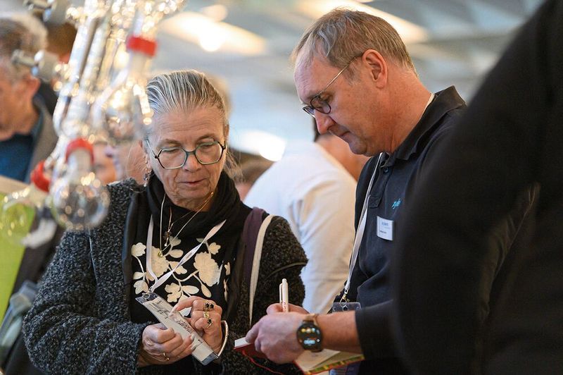 Wem der Messetag von 9:00 bis 15:30 Uhr nicht reicht, um alle Infos einzuholen, kann sich von den Ausstellern im Nachgang auch per Mail oder Telefon kontaktieren lassen. Hier lassen sich leicht neue Geschäftsbeziehungen knüpfen.   Mehr Infos zu den kommenden LAB-SUPPLY-Messen finden Sie auf www.lab-supply.info (Bild: Stefan Stark)