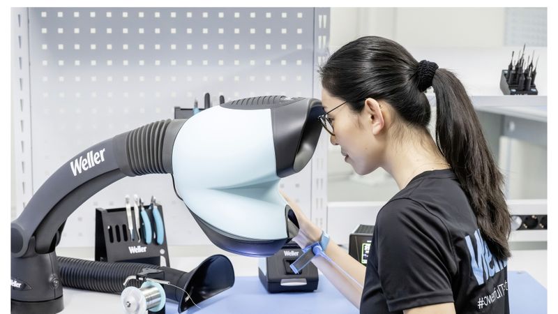 Kristallklare Bilder, ESD-Schutz und ergonomisches Design: Das Weller-Prisma-Mikroskop ESD setzt neue Maßstäbe beim Nanolöten, bei der Reparatur und der Elektronikprüfung.(Bild:  Weller)