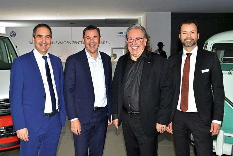 Die späte Stunde störte die Ehrengäste nicht: (v. li.) Unternehmenschef Christian Scherer, der Oberbürgermeister von Wiesbaden, Sven Gerich, Emmerich Engels, Leiter Vertriebsorganisation Deutschland VW Pkw, und Zisis Bilas, Geschäftsleiter des Autohauses. (Bild: Scherer-Gruppe)