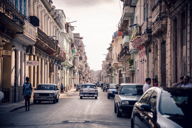 Auch wer noch nie in Kuba war, kennt die Bilder US-Straßenkreuzer, die seit den 50er Jahren die grauen Straßen der Hauptstadt Havanna bevölkern. (press-inform)