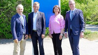 Sprachen vor den Delegierten des Landesverbands Schleswig-Holstein: (v. l.)  Landesinnungsmeister Tim Schneider, ZDK-Hauptgeschäftsführer Dr. Kurt-Christian Scheel, Landespräsidentin Nina Eskildsen und Geschäftsführer Jan-Nikolas Sontag. (Bild: Zietz – VCG)